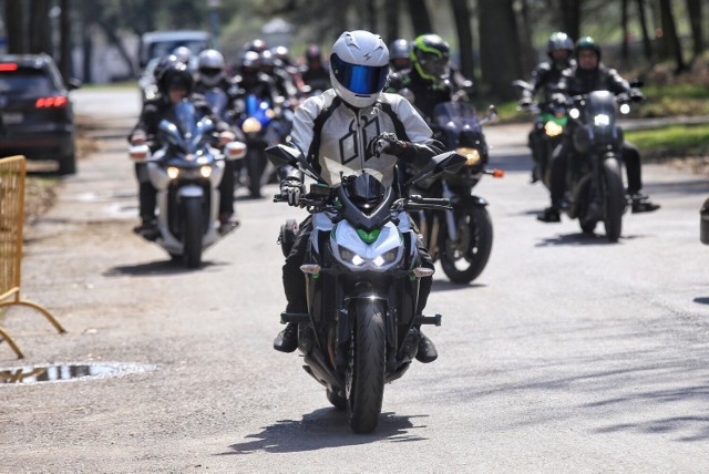 Setki motocyklistów przejechało ulicami Poznania podczas otwarcia sezonu motocyklowego. Wyruszyli z Toru Poznań, a następnie pojechali: ul. Rynkową, Bukowską, Polską, Dąbrowskiego, Rolną i Szamotulską, po czym wrócili z powrotem na Tor Poznań. 

Kolejne zdjęcie --->