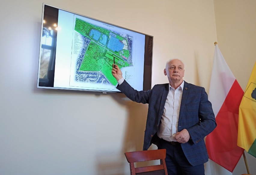 Burmistrz Grzegorz Kubik prezentujący koncepcję zagospodarowania terenu kąpieliska poligon w Sierakowie