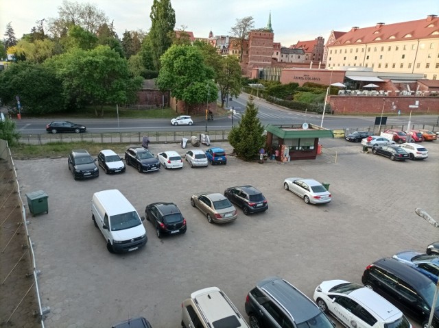 PZM-ot dzierżawi parking bezumownie, uiszczając opłaty obowiązujące w poprzedniej umowy. Korzysta jednak tylko z części parkingu, reszta bowiem służy za zaplecze budowy, najpierw podczas remontu mostu, a teraz podczas modernizacji bulwaru