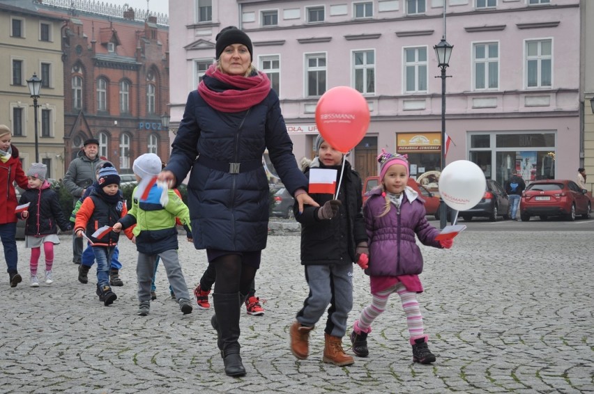 Śrem: na rynku zabrzmiał polonez