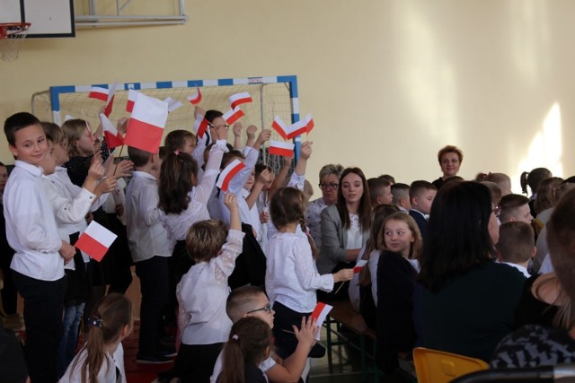 Uczniowie ze Szkoły Podstawowej w Rossoszycy upamiętnili odzyskanie przez Polskę Niepodległości