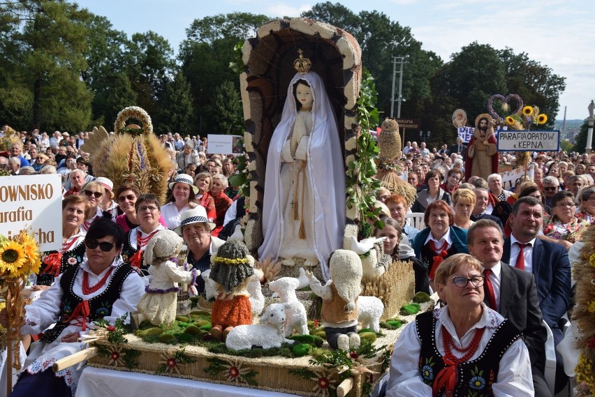 Przepiękne wieńce dożynkowe na Jasnej Górze. Misternie...