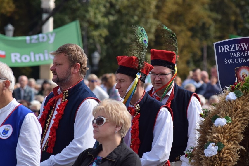 Przepiękne wieńce dożynkowe na Jasnej Górze. Misternie...