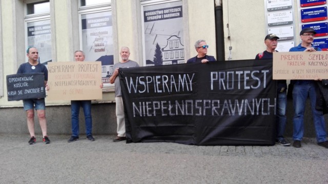 Protest przed siedzibą PiS w Gdańsku. Manifestujący solidaryzują się z niepełnosprawnymi [30.04.2018]