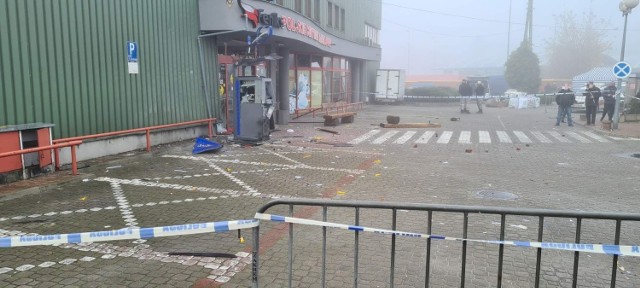 Eksplozja uszkodziła elewację budynku hali Feniks, ale kaseta z pieniędzmi z bankomatu nie została uszkodzona.