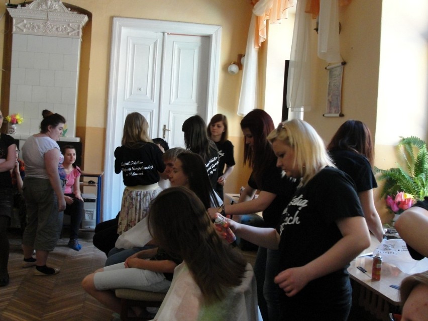 Warsztaty fryzjerskie dla podopiecznych SOSW w KĘBLE