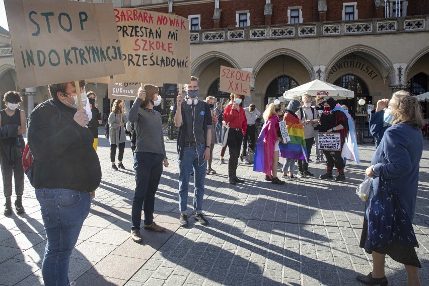 Protest na Rynku przeciwko działaniom kurator oświaty...