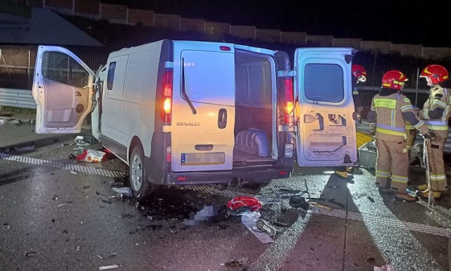 Do wypadku doszło w niedzielny wieczór (6 sierpnia) na autostradzie A1 w okolicach Kamieńska. Z ustaleń służb wynika, że do zdarzenia doszło o godzinie 21:25 na 370 kilometrze trasy w kierunku Katowic.