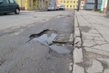 Dziury na drogach w Nowym Dworze Gdańskim. Dziś (7 kwietnia) mają zacząć łatać ubytki [ZDJECIA]