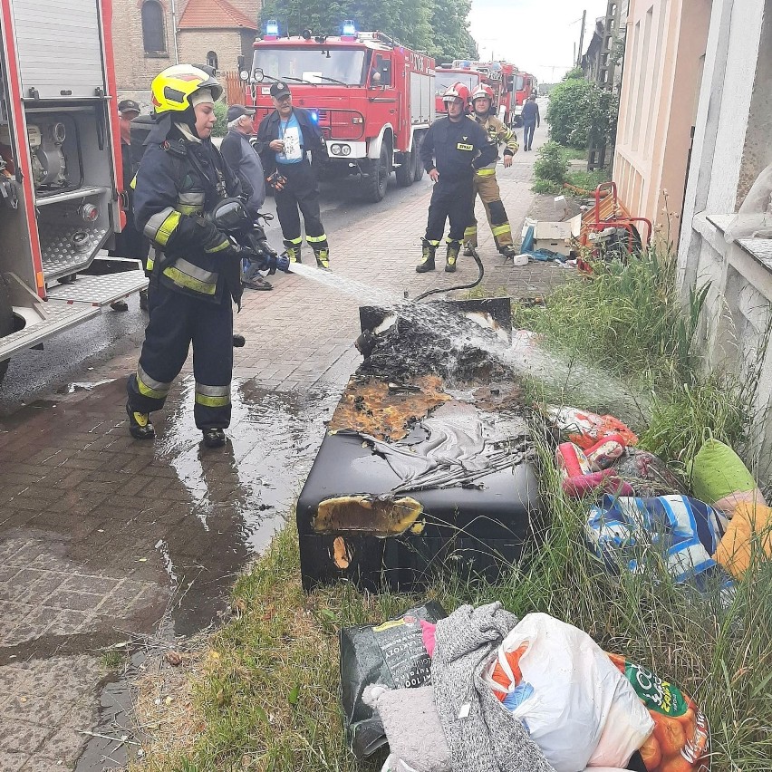 W gaszeniu pożaru w centrum Trzebiszewa wzięło udział kilka...