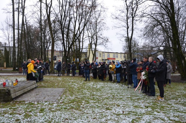 Kilkadziesiąt osób pojawiło się dziś na skwerze im. dr. Dymitra Wasilewskiego w Hajnówce. Zapalone znicze upamiętniają 79 osób, które zginęły na przełomie stycznia i lutego 1946 r.