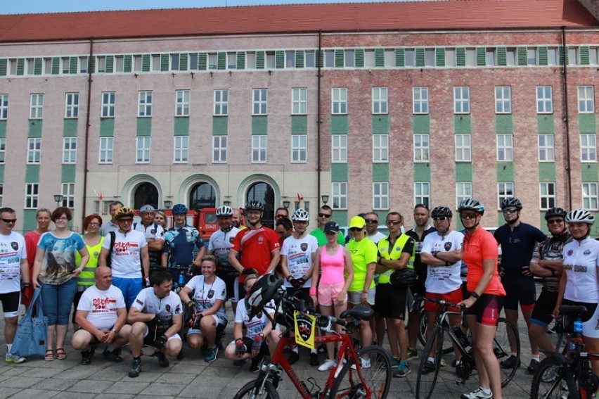 Mundur na rowerze. Policjant z Margonina i strażak z Chodzieży w charytatywnej sztafecie rowerowej 