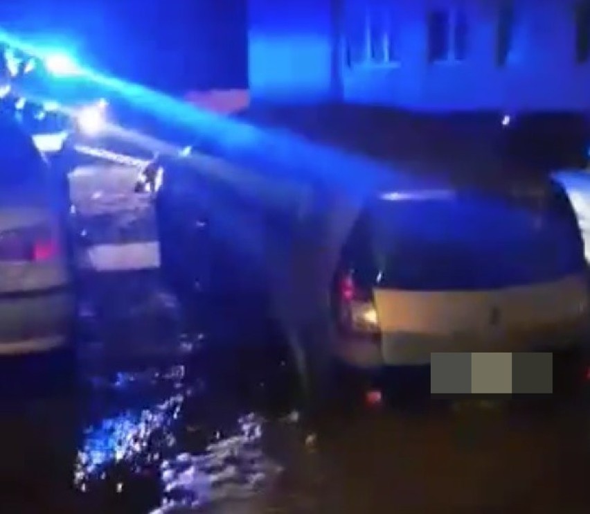 Samochód tonął na ulicy Planty we Włocławku. 1064 interwencji straży miejskiej [podsumowanie września 2019, zdjęcia]