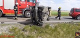 Auto dachowało pod Kruszwicą. Dwie osoby w szpitalu [zdjęcia]