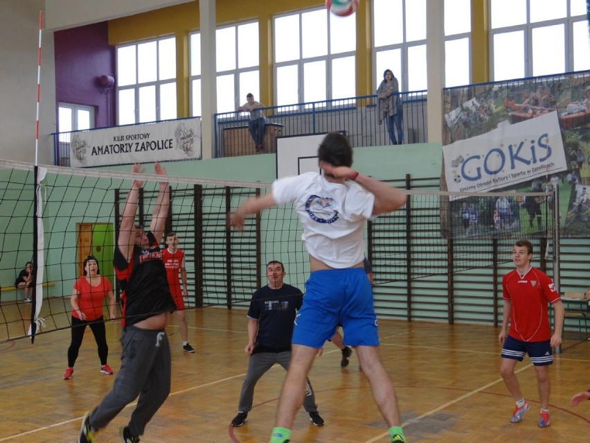 Turniej piłki siatkowej w Zapolicach [zdjęcia]