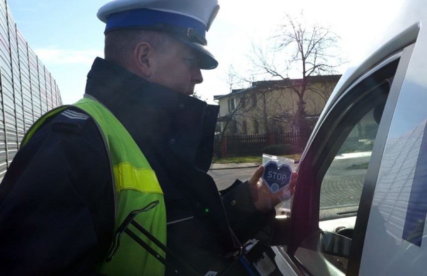 Policjanci z Żor rozdają kierowcom niebieskie pachnące...