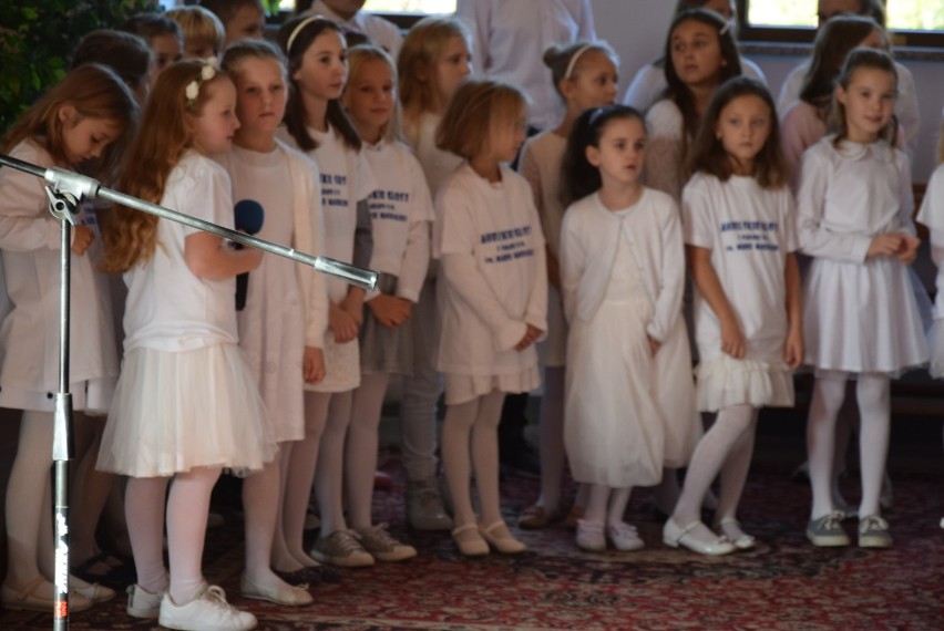 Koncert scholi Anielskie Głosy w parafii pw. Marii Magdaleny w Krotoszynie
