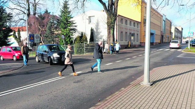 Mieszkańcy przechodzą „na dziko” w miejscu, gdzie - od strony sklepu - prowadzi chodnik. I - czego na zdjęciu nie widać - idą wprost w kierunku pobliskich pasów na ul. Wyspiańskiego. Tak więc przejście jest tu zasadne. Żeby było ciekawiej - do pasów widocznych w tle zdjęcia od strony sklepu nie prowadzi żaden chodnik; słowem - organizacja ruchu nie została dopracowana