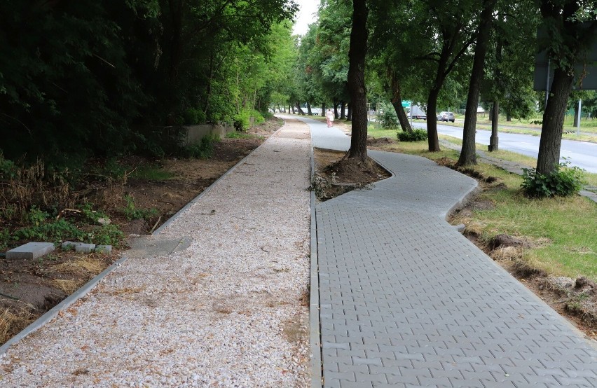 Budują ścieżkę rowerową wzdłuż ulicy Limanowskiego w Radomiu. Prace przyspieszyły, wykonawca nadrabia opóźnienia (ZDJĘCIA)