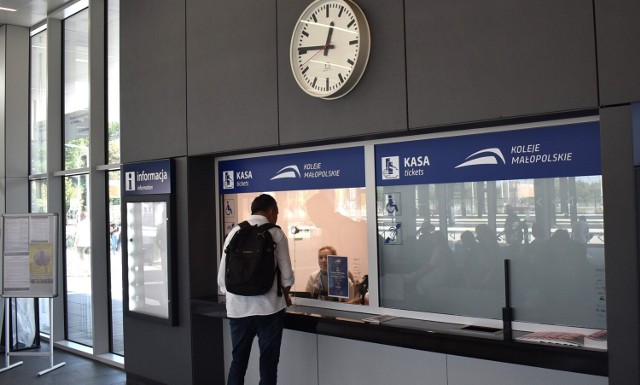 Na dworcu PKP w Oświęcimiu pasażerowie znów mogą kupić bilet na pociąg w kasie