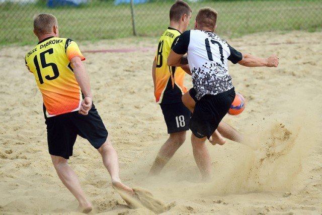 Dąbrowa okazała się najlepsza podczas rozgrywanego na plaży nad Jeziorem Mochel w Kamieniu Krajeńskim turnieju o Puchar Burmistrza Kamienia. W zawodach udział wzięło siedem zespołów, a Dąbrowa w finale 2:1 pokonała Orzełek. Zapraszamy do obejrzenia fotorelacji z tych zawodów.