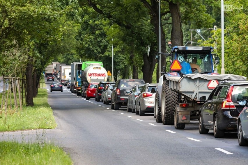 Węzeł Głębokie. Tempo prac irytuje kierowców. A do tego korki