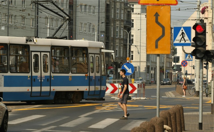 15.08.2015 Rozpoczął się remont torowiska na skrzyżowaniu...