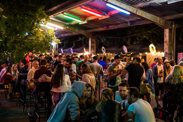 W ten weekend lubiany Nocny Market kończy sezon. Po raz ostatni w tym roku na nieczynnych peronach dworca Warszawa Główna Osobowa będą na was czekać najlepsi wystawcy street food’owi o różnorodnej ofercie gastronomicznej. Oprócz tego barber shop, stanowisko tatuatorskie, muzyka kocyki dla tych, co nie lubią marznąć. 

6-8 październik, ul. Towarowa 3, piątek, sobota: 17-1, niedziela: 16-23.