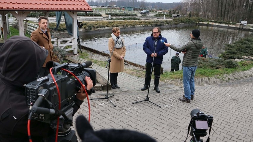 Minister łowił karpie w okolicach Opola Lubelskiego. „Chcemy promować tę najważniejszą dla Polaków rybę"