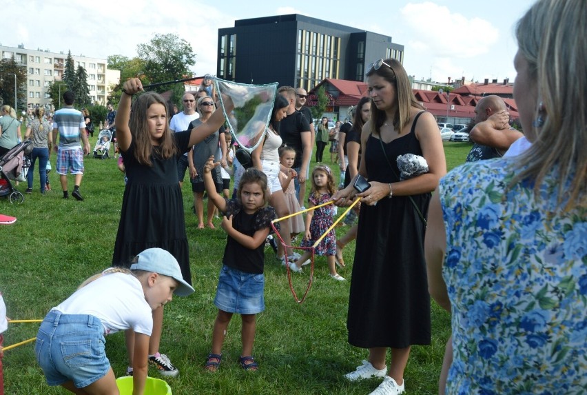 Nowy Sącz. Festiwal baniek na Starej Sandecji przyciągnął tłumy. Każdy mógł spróbować. Odnajdziesz siebie na zdjęciach? 