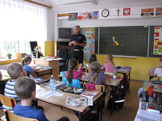 Policjanci uczą bezpieczeństwa w szkołach regionu