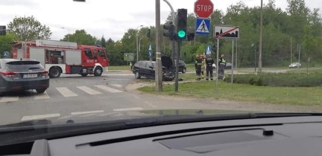 W sobotę (11 maja) o godz. 9.50 bydgoscy strażacy wyjechali do wypadku na skrzyżowaniu Armii Krajowej i Zamczysko, gdzie zderzyły się dwa samochody osobowe: bmw i ford. Dwie poszkodowane osoby trafiły do szpitala. 

- Samochody zderzyły się na światłach na skrzyżowaniu ulic Zamczysko i Armii Krajowej. Dwie osoby zostały poszkodowane i zostały zabrane do szpitala - poinformował nas oficer dyżurny ze stanowiska dowodzenia KM PSP w Bydgoszczy. 

Policja potwierdza, że jeden z kierowców, sprawca zdarzenia, był nietrzeźwy.

- Kierowca forda, który nie ustąpił pierwszeństwa przejazdu nadjeżdżającemu z prawej strony bmw, miał blisko trzy promile alkoholu w organizmie – informuje nas podkom. Lidia Kowalska z zespołu prasowego KWP w Bydgoszczy.

Jak nam przekazano, policjanci zatrzymali dwa dowody rejestracyjne. Na razie mowa o zdarzeniu drogowym. Czy policja zakwalifikuje je jako wypadek, okaże się po zdiagnozowaniu obrażeń poszkodowanego. 

- Wiadomo już jednak, że kierowca forda odpowie nie tylko za nie ustąpienie pierwszeństwa, ale także jazdę w stanie nietrzeźwości – dodaje podkom. Lidia Kowalska.

Jak się dowiedzieliśmy, fordem z nietrzeźwym kierującym jechała także pasażerka, która nie odniosła obrażeń.

W wyniku tego wypadku jeden pas był zablokowany, ruch odbywa się już bez żadnych utrudnień. 

W akcji uczestniczyły trzy zastępy straży pożarnej.

 Flesz - wypadki drogowe. Jak udzielić pierwszej pomocy?  