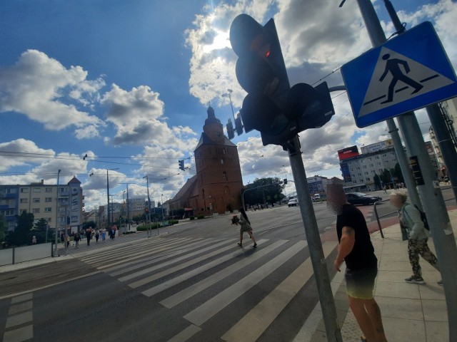 Nie wszyscy piesi mają cierpliwość, by wystać na czerwonym, gdy na czerwonym stoją też samochody.