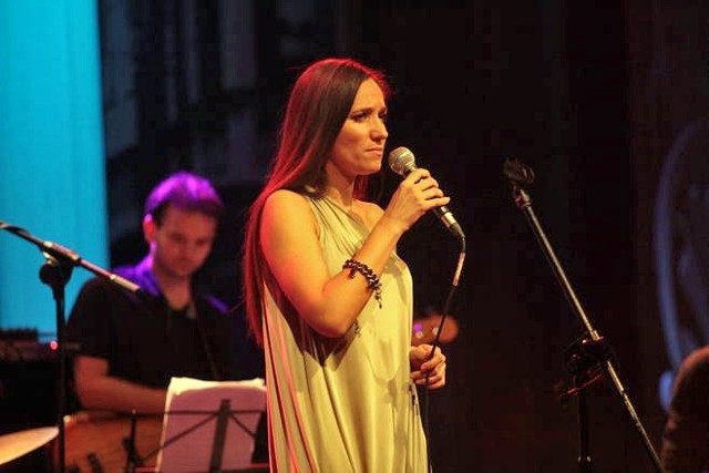 Dorota Miśkiewicz (wokalistka, kompozytorka i autorka tekstów) nagrała dotąd cztery płyty: "Zatrzymaj się", "Pod rzęsami" i "Camihno" oraz "Ale", która ukazała się w maju tego roku. D. Miśkiewicz jest drugą polską wokalistką, którą słynna Cesaria Evora zaprosiła do współpracy nad wspólną piosenką.