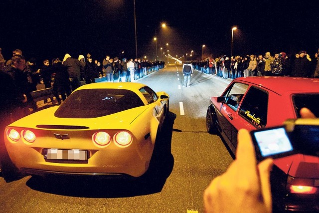 Na starcie dwa najszybsze auta niedzielnych zawodów: chevrolet corvette (ponad 500 KM mocy) i przerobiony golf (ponad 400 KM mocy).