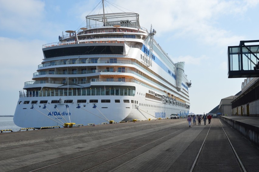 AIDAdiva ponownie w Gdyni. Ekskluzywny wycieczkowiec zacumował przy Nabrzeżu Francuskim [zdjęcia]