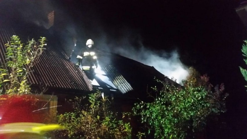 Maszkienice: pożar drewnianego domu, 4 osoby straciły dach nad głową [ZDJĘCIA]