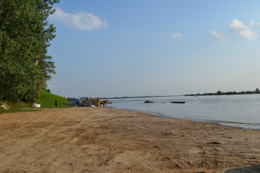 Wysoki poziom wody w Wiśle. Zalany plac w Korzeniewie [FOTO]