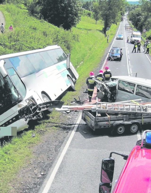 Bukowa koło Brzostka to jedno z najbardziej niebezpiecznych miejsc na krajowej ,,73". Trzy tygodnie temu zderzył się tutaj bus z autobusem.  50 metrów dalej jezdnię zabiera osuwisko