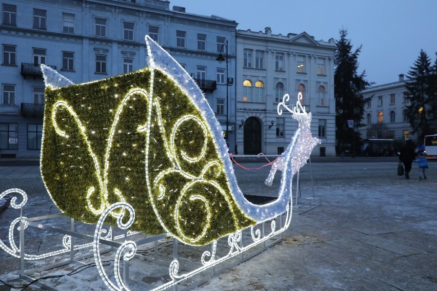 Świąteczne dekoracje w Piotrkowie. Sanie św. Mikołaja w...