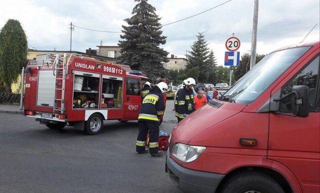 W Unisławiu kierujący dostawczym mercedesem sprinterem potrącił 68-letniego mężczyznę, który- jak wynika ze wstępnych ustaleń - wtargnął na jezdnię. Strażacy udzielili mu pierwszej pomocy, założyli kołnierz ortopedyczny, położyli na nosze i  opatrzyli rany. Po przyjeździe pogotowia lekarz zdecydował o  przetransportowaniu poszkodowanego do szpitala w Toruniu.