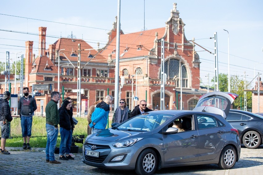 Ekipę filmowców można spotkać m.in. przy dworcu PKP w Opolu,...