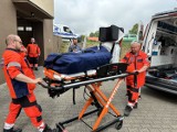 Nowy sprzęt dla pogotowia w Głogowie. Sam ładuje pacjenta do karetki. WIDEO, FOTO