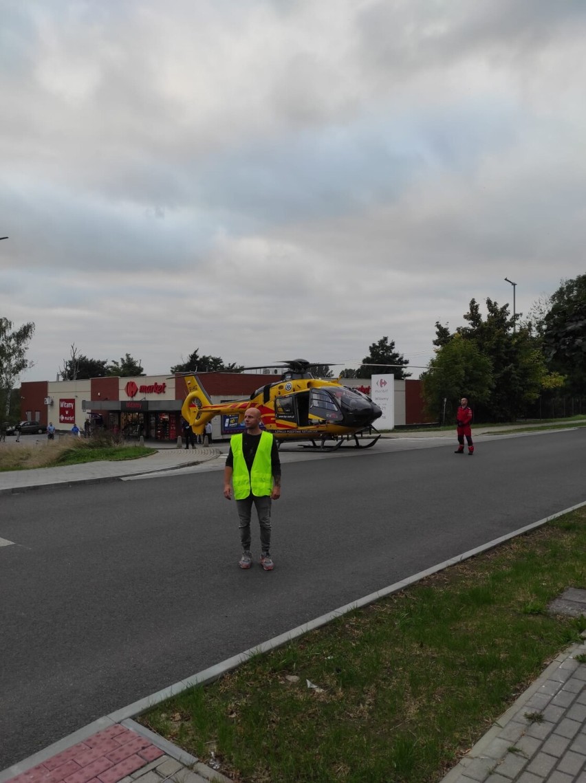 Groźny wypadek w Pyskowicach. Potrącenie kobiety obok Carrefoura, lądował śmigłowiec LPR