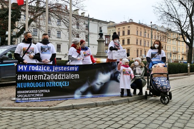 Rodzice dzieci cierpiących na schorzenia neurologiczne nie zgadzają się z decyzją dyrekcji o przeniesieniu oddziału Pediatrii i Neurologii Dziecięcej w Szpitalu im. Jana Pawła II w Krakowie. W środę w tej sprawie protestowali pod Urzędem Miasta Krakowa.