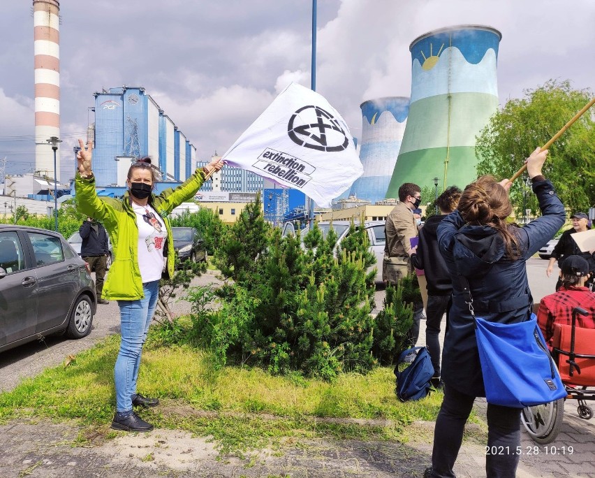 Członkowie Młodzieżowego Strajku Klimatycznego zaapelowali...