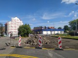 Zamknięty wjazd na Artylerzystów od strony ul. Ułańskiej w Żarach. Rozpoczął się remont ulicy, kótry potrwa rok