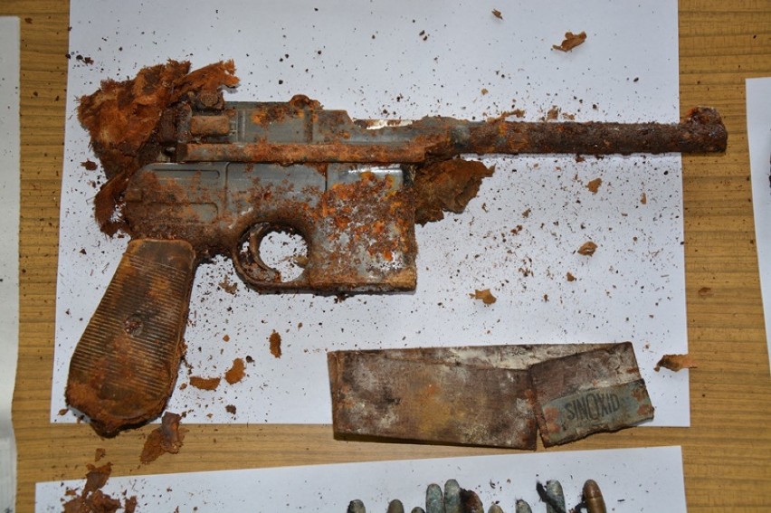 Stary pistolet, amunicję i dokumenty znaleziono na ogródku 