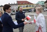 Dzień Flagi w Sieradzu 2018. Biało-czerwone chorągiewki od Młodych Demokratów (zdjęcia)