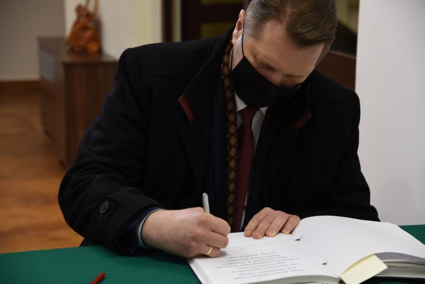Minister edukacji i nauki Przemysław Czarnek odwiedził Jarosław. Wręczył władzom uczelni czek na ponad milion złotych! [ZDJĘCIA]